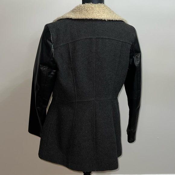 Danier Leather and Wool Dress Coat Size US XS
Purchase Price $350 + HST - Picture 2 of 3